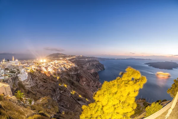 Vista de la ciudad de Thira por la noche en la isla de Santorini en Grecia —  Fotos de Stock