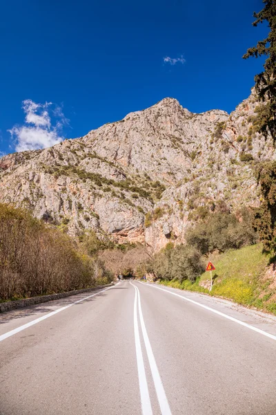 Delphi ile Yunanistan dağlarında karşı ana yol — Stok fotoğraf