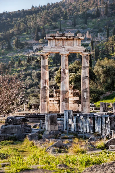 Delfi med ruiner av tempelet i Hellas – stockfoto