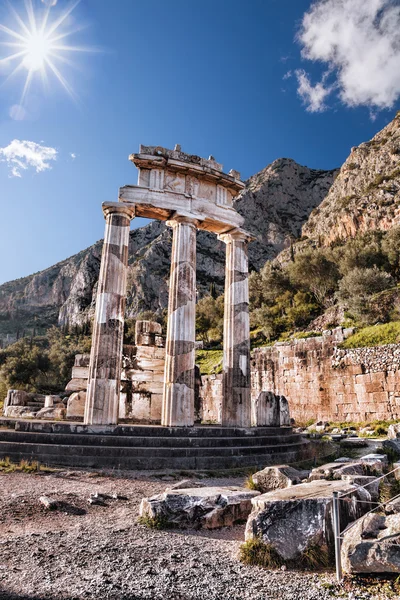 Delfi med ruiner av tempelet i Hellas – stockfoto