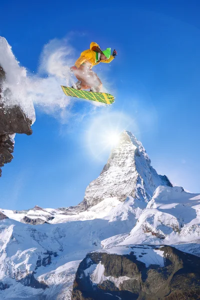 Snowboarder che salta contro la vetta del Cervino in Svizzera — Foto Stock