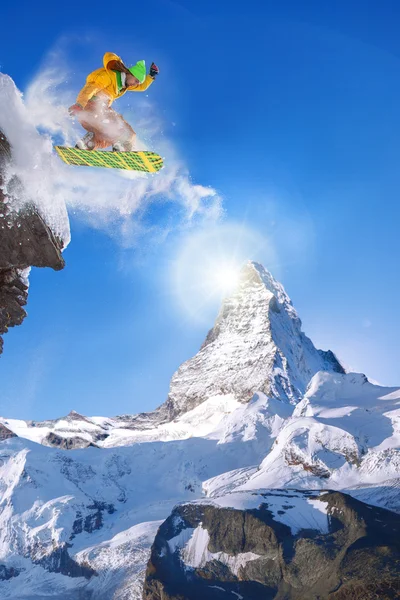 Snowboardzista skoki wobec szczyt Matterhorn w Szwajcarii — Zdjęcie stockowe