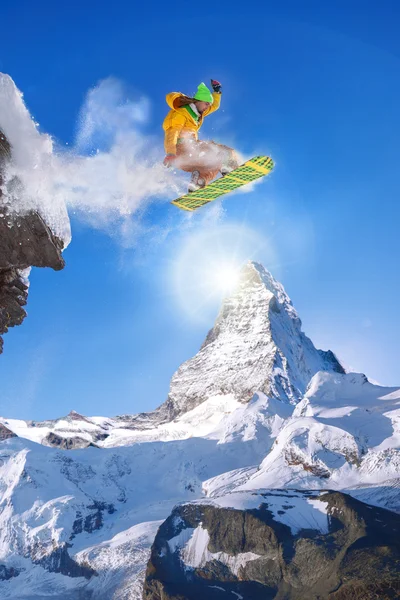 Snowboarder saltando contra Matterhorn pico na Suíça — Fotografia de Stock