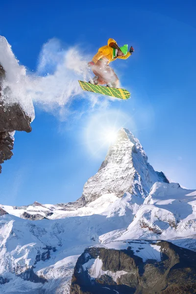 Le snowboarder saute contre le sommet du Cervin en Suisse — Photo