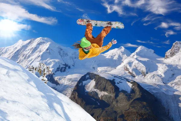 Snowboarder saltando contra el cielo azul — Foto de Stock