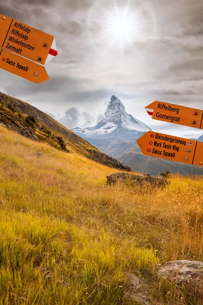 Signpost com famoso Matterhorn na Suíça — Fotografia de Stock