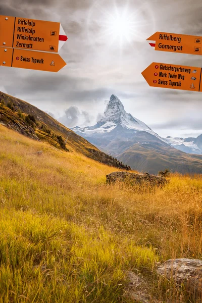 Signpost com famoso Matterhorn na Suíça — Fotografia de Stock