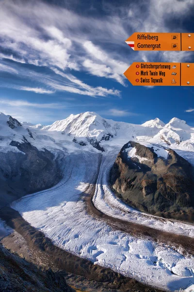 Señalización contra montañas en Suiza — Foto de Stock