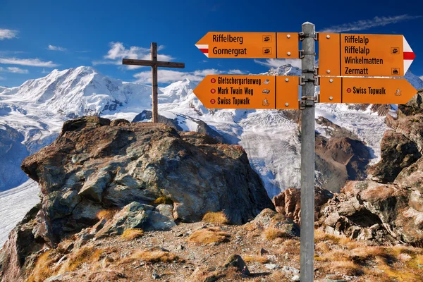 Signpost contra montanhas na Suíça — Fotografia de Stock
