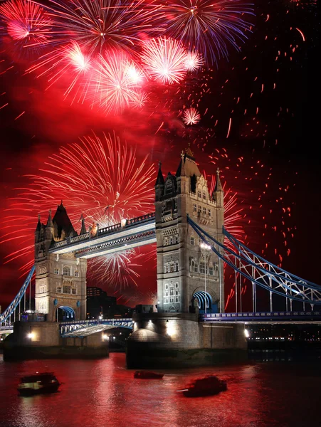 Tower bridge, a tűzijáték ünnep az újév, London, Egyesült Királyság — Stock Fotó