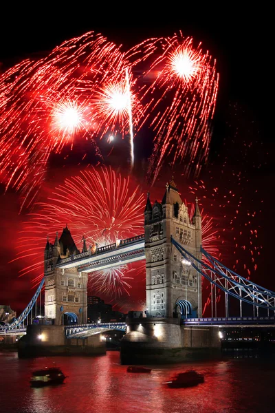 Mostu Tower bridge z fajerwerków, obchody nowego roku w Londynie, Wielka Brytania — Zdjęcie stockowe