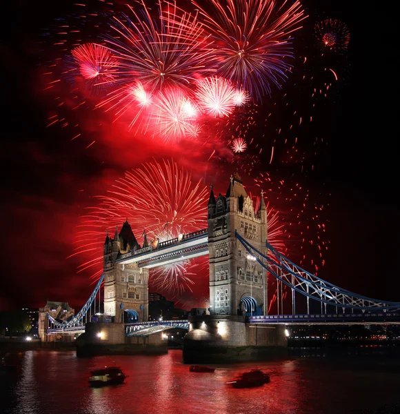 タワー ブリッジ、ロンドン、イギリスで新年のお祝いの花火と — ストック写真