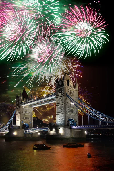 タワー ブリッジ、ロンドン、イギリスで新年のお祝いの花火と — ストック写真