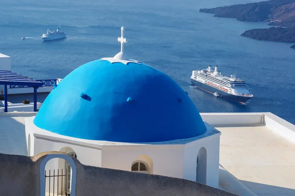 View of caldera with dome against ships on Santorini island in Greece — Stock Photo, Image