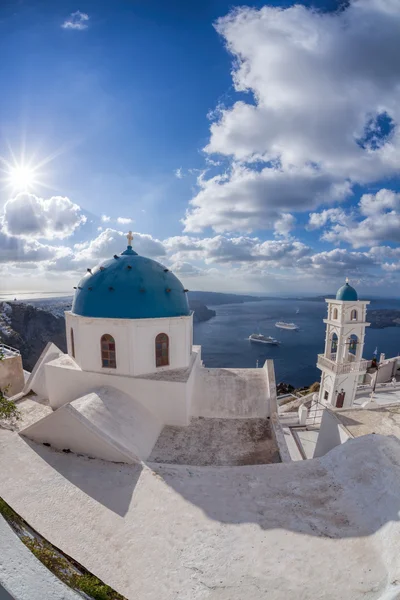 Salida del sol contra la iglesia en la isla de Santorini en Grecia — Foto de Stock