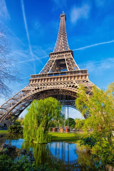 Eiffelturm mit Frühlingsbäumen in Paris, Frankreich — Stockfoto