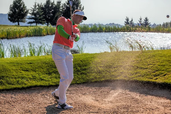 Mann spielt Golf aus Bunker — Stockfoto