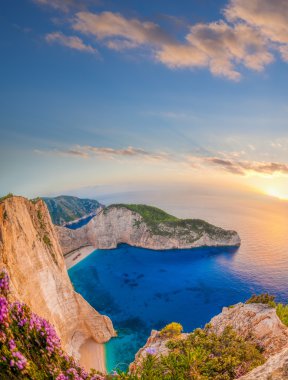 Zakynthos Adası Yunanistan'günbatımı karşı Batığı ile Navagio plaj