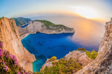 Zakynthos Adası Yunanistan'günbatımı karşı Batığı ile Navagio plaj