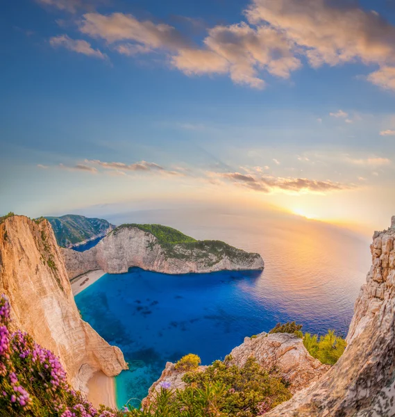 Zakynthos Adası Yunanistan'günbatımı karşı Batığı ile Navagio plaj — Stok fotoğraf