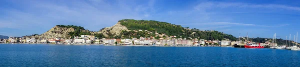 Panorama van Zakynthos stad met boten in de jachthaven op Zakynthos eiland, Griekenland — Stockfoto