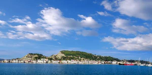 Panorama van Zakynthos stad met boten in de jachthaven op Zakynthos eiland, Griekenland — Stockfoto