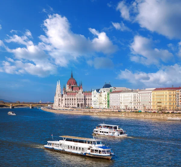 Budapester Parlament gegen Boote in Ungarn — Stockfoto