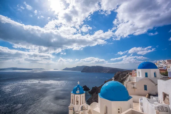 Pueblo de Oia en la isla de Santorini en Grecia — Foto de Stock