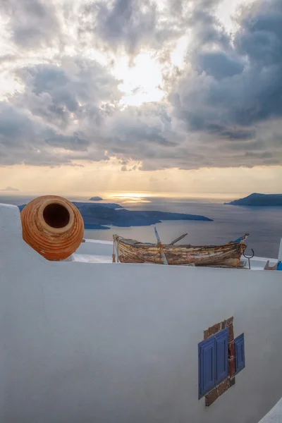 Puesta de sol en la isla de Santorini en Grecia — Foto de Stock