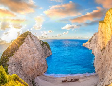 Navagio plaj renkli günbatımı karşı batık Zakynthos Adası Yunanistan ile