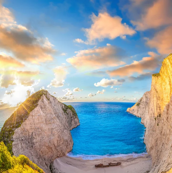 Navagio plaj renkli günbatımı karşı batık Zakynthos Adası Yunanistan ile — Stok fotoğraf