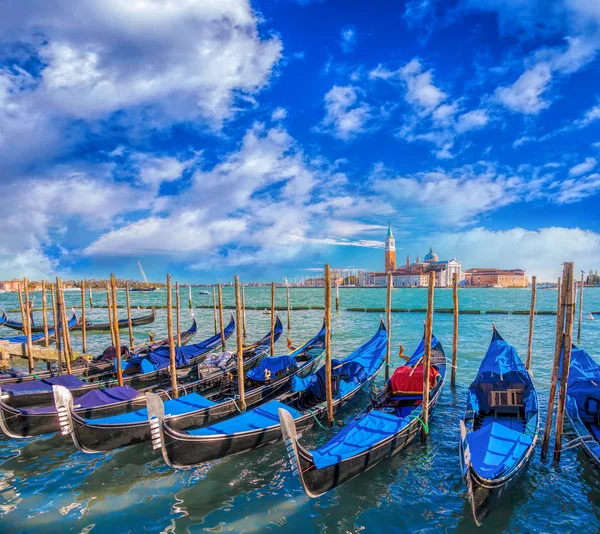 Gôndolas em Veneza contra a igreja de San Giorgio Maggiore na Itália — Fotografia de Stock