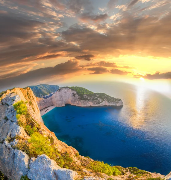 Navagio beach hajótörés és virágok ellen sunset Zakynthosz sziget, Görögország — Stock Fotó