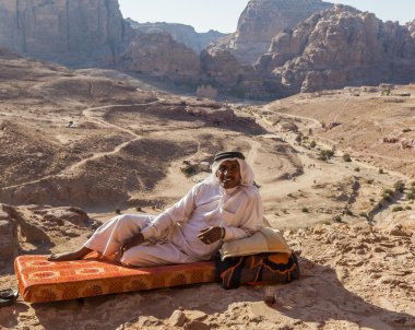 Urn Mezarlığı'nın önünde yerel adamlar var. Petra. Ürdün.