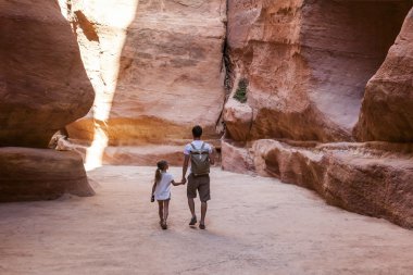 Siq - Petra doğal dar geçit. Ürdün.