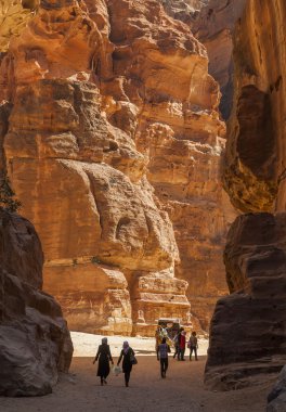 Al Khazneh (Hazine) yakın yerli ve turist. Petra. Jorda