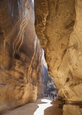 Al Khazneh (Treas) uzak olmayan Siq boyunca yerli halk ve turistler