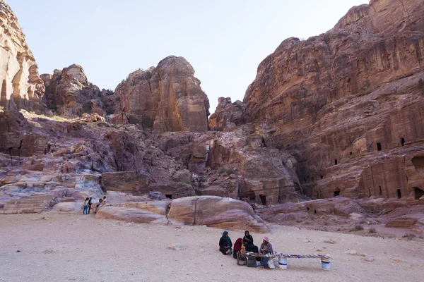 Vendedores de lembranças em frente a tumbas de fachadas de rua. Petra. Jordânia — Fotografia de Stock