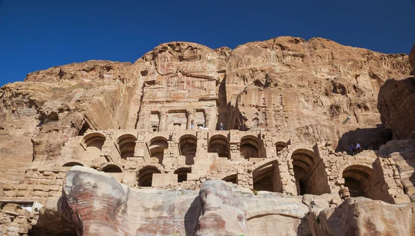 Közeli turista az urn Tomb. Petra. Jordánia. — Stock Fotó