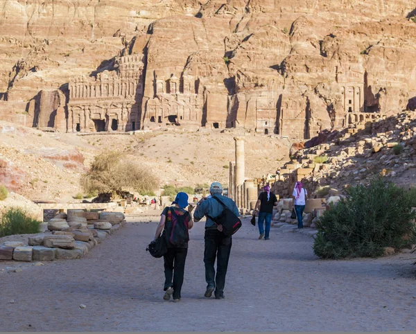 Colonnaded Street met urn, zijde en koninklijke graven op de achtergrond. — Stockfoto