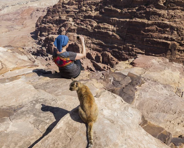 Wanita mengambil foto di tempat pengorbanan tertinggi. Petra. Jordan . — Stok Foto