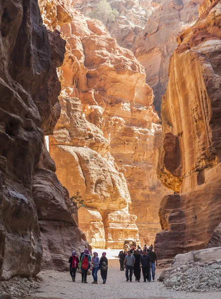 Locales y turistas cerca de Al Khazneh (El Tesoro). Petra. Jorda. — Foto de Stock