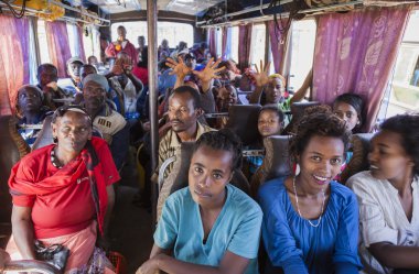 otobüs kalkış için bekleyen insanlar. sodo wolaita. Etiyopya.