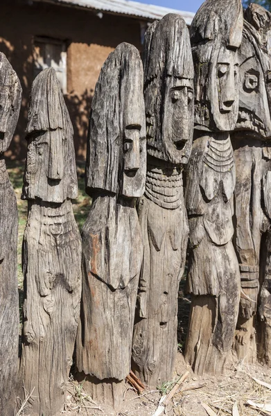 Waga - marcadores de tumbas de madera tallada. Arfaide (cerca de Karat Konso). Etiopía . —  Fotos de Stock