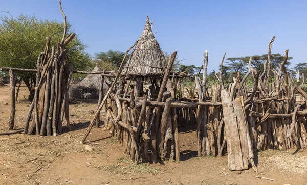 Domy tradycyjne tsemay. mała wioska w pobliżu weita. dolinie Omo. Etiopia. — Zdjęcie stockowe