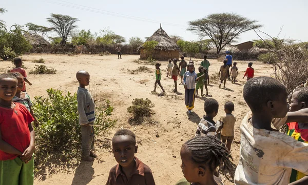 Enfants Tsemay dans le village tribal traditionnel. Weita. Omo Valley. Éthiopie . — Photo