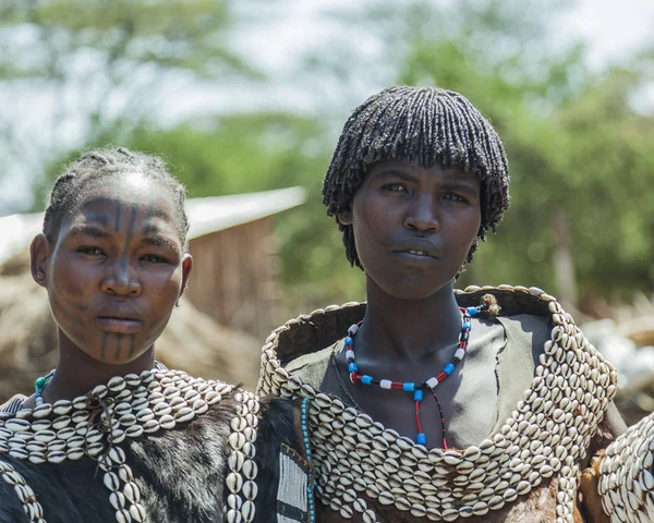 Mulheres tradicionalmente vestidas da tribo Tsemay. Weita. Vale do Omo. Etiópia . — Fotografia de Stock