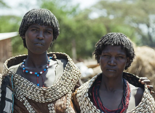 Traditionellt klädda kvinnor från tsemay stam. weita. Omo valley. Etiopien — Stockfoto