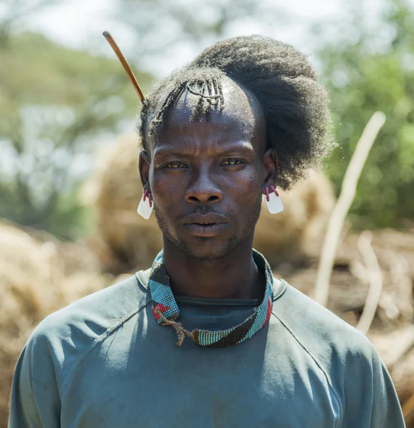 Tradicionalmente hombre vestido de la tribu Tsemay. Weita. Valle Omo. Etiopía . — Foto de Stock