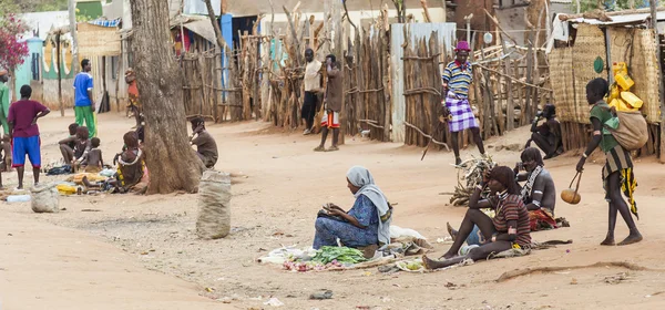 Straatmarkt in kleine hamer dorp. Dimeka. Omo-vallei. Ethiopië. — Stockfoto